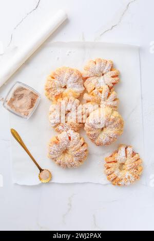 Hausgemachte Blätterteig Apfelringe, kleiner gesunder Snack Stockfoto