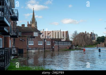 Marlow, Großbritannien. Februar 2024. Hochwasser auf dem Gelände des MacDonald Compleat Angler Hotels in Marlow neben Marlow Weir. Die Themse hat ihre Ufer in Marlow, Buckinghamshire, geplatzt. Für die Themse von Hurley nach Cookham, einschließlich Harleyford, Bisham, Marlow und Bourne End, gibt es einen Hochwasseralarm. Quelle: Maureen McLean/Alamy Live News Stockfoto