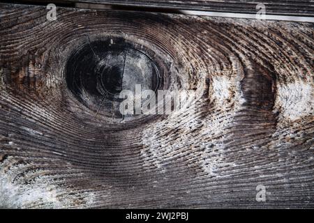 Verwittertes Brett, Farbe abblättert und versehrt, strukturiertes Holz, Hintergrund Stockfoto