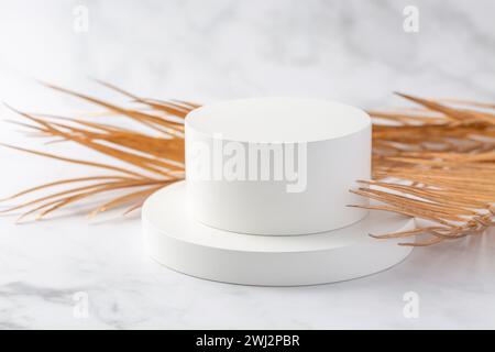 Leeres Podium für die Produktpräsentation mit Schatten und Licht. Modell Stockfoto