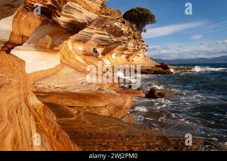 Gemalte Klippen auf Maria Island an der Ostküste Tasmaniens in Australien Stockfoto