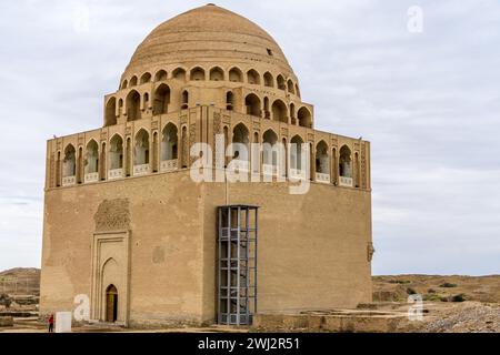 Mausoleum von Soltan Sanjar in Old Merv, Mary, Turkmenistan auf einem bewölkten Hintergrund. Stockfoto