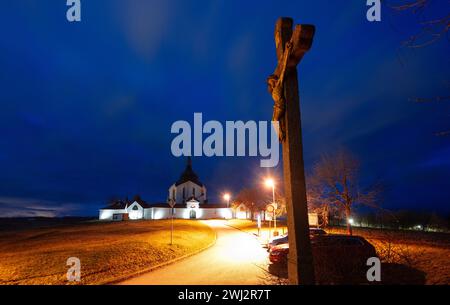 Zdar Nad Sazavou, Tschechische Republik. Februar 2024. Vor der Wallfahrtskirche St. ist ein Kreuz zu sehen Johannes von Nepomuk in Zdar nad Sazavou. Mitten im Winter wirkt die Landschaft an der Grenze zwischen Böhmen und Mähren wie Frühling. Die Anlage in Form eines fünfzackigen Sterns wurde vom Architekten Johann Blasius Santini-Aichel geschaffen und gehört heute zum UNESCO-Weltkulturerbe. Quelle: Hendrik Schmidt/dpa/Alamy Live News Stockfoto