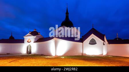 Zdar Nad Sazavou, Tschechische Republik. Februar 2024. Blick auf die Wallfahrtskirche St. Johannes von Nepomuk in Zdar nad Sazavou. Mitten im Winter wirkt die Landschaft an der Grenze zwischen Böhmen und Mähren wie Frühling. Die Anlage in Form eines fünfzackigen Sterns wurde vom Architekten Johann Blasius Santini-Aichel geschaffen und gehört heute zum UNESCO-Weltkulturerbe. Quelle: Hendrik Schmidt/dpa/Alamy Live News Stockfoto