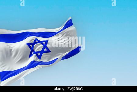 Nationalflagge des Staates Israel winkt an einem klaren Tag im Wind Stockfoto