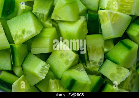 Zutat für Salat. Nahaufnahme der Würfel der Gurke, Hintergrund der gewürfelten Gurke Stockfoto