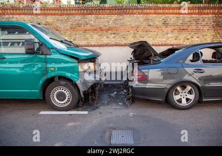 Brandstiftung auf dem Parkplatz, Wohnviertel nach dem Löschen. Unfall auf der Straße. Autos Stockfoto