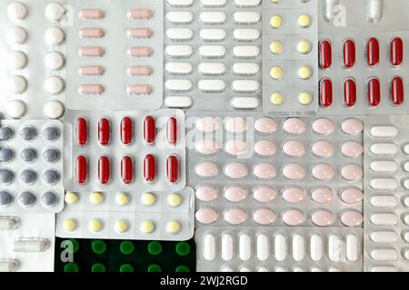 Haufen von farbigen Tabletten, Tabletten und Kapseln. Antivirale Kapsel, Pillen in Plastik Stockfoto