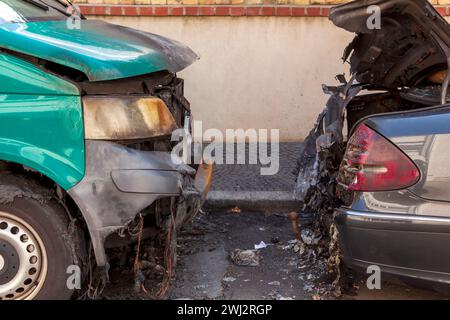 Brandstiftung im Wohnviertel nach dem Löschen. Unfall auf der Straße. Autofeuer, verbrannte Autos Stockfoto