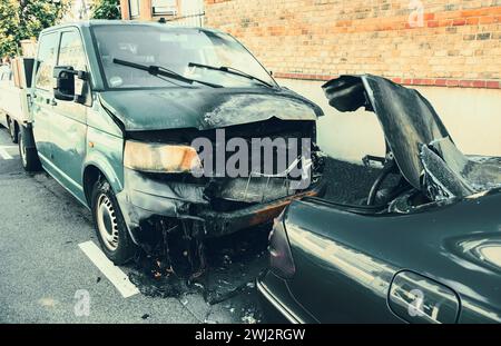 Brandstiftung im Wohnviertel nach dem Löschen. Unfall auf der Straße. Autofeuer, verbrannte Autos Stockfoto