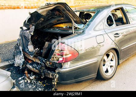 Brandstiftung im Wohnviertel nach dem Löschen. Unfall auf der Straße. Autofeuer, verbrannt Stockfoto