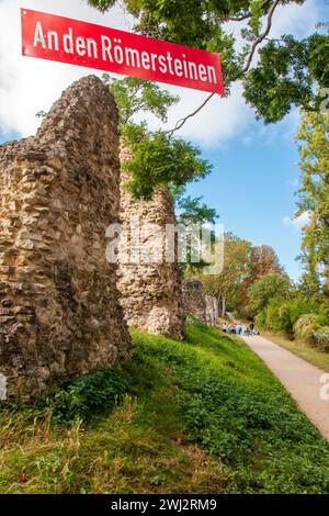 Römische Steine (RÃ¶mersteine) und Straßenschild an den RÃ¶mersteinen (bei den römischen Steinen) Mainz, Stockfoto