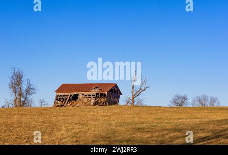 Die alte Scheune befindet sich auf einem Hügel im ländlichen östlichen Tennessee, USA Stockfoto