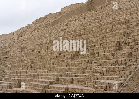 Die fast 2000 Jahre alte Pyramide von Huaca Pucllana, gebaut aus handgefertigten Lehmziegeln, mitten im Miraflores-Viertel in Lima, Peru Stockfoto