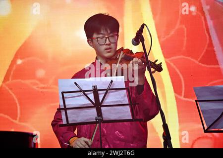 Trafalgar Square, London, UK, 11. Februar 2024: China: Instrumental-Ensemble-Performance (Beijing Chinese Orchestra mit: Yangqin, Pipa, Flöte, Ruan, Erhu, Suona, Percussion) Tanz der Goldenen Schlange beim Neujahrsfest 2024 eine spektakuläre Show dieses Jahr zum Neujahrsfest 2024, bei der die CPC die gesamten Aufführungen aus Peking und Guangzhou sponsert. Das Mondneujahr ist auch als chinesisches Neujahr oder Frühlingsfest bekannt. Die chinesische Feier in London zog Tausende von Menschen an. Erleben Sie traditionelle Drachen- und fliegende Löwentänze und unterhaltsame Bühnenvorführungen von unterwegs Stockfoto