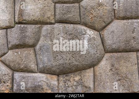 Steinmauer aus riesigen Felsblöcken, die von den inkas und den Ruinen der Sacsayhuamán (Saqsaywaman) in der Nähe von Cusco, Peru, präzise gemeißelt wurden Stockfoto