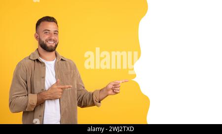 Glücklicher Mann, der mit den Fingern auf leere Textblase zeigt, Collage Stockfoto