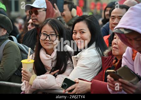 Trafalgar Square, London, Großbritannien. Februar 2024. Die chinesische Gemeinde veranstaltet dieses Jahr eine spektakuläre Show zum Neujahrsfest 2024, bei der die CPC die gesamten Aufführungen aus Peking und Guangzhou sponsert. Das Mondneujahr ist auch als chinesisches Neujahr oder Frühlingsfest bekannt. Die chinesische Feier in London zog Tausende von Menschen an. Erleben Sie traditionelle Drachen- und fliegende Löwentänze und unterhaltsame Bühnenaufführungen aus China, einschließlich Peking Oper und Akrobatik, Kampfkunst-Ausstellungen und antike Magie in London, Großbritannien. Quelle: Siehe Li/Picture Capital/Alamy Live News Stockfoto