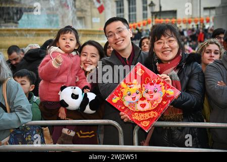 Trafalgar Square, London, Großbritannien. Februar 2024. Die chinesische Gemeinde veranstaltet dieses Jahr eine spektakuläre Show zum Neujahrsfest 2024, bei der die CPC die gesamten Aufführungen aus Peking und Guangzhou sponsert. Das Mondneujahr ist auch als chinesisches Neujahr oder Frühlingsfest bekannt. Die chinesische Feier in London zog Tausende von Menschen an. Erleben Sie traditionelle Drachen- und fliegende Löwentänze und unterhaltsame Bühnenaufführungen aus China, einschließlich Peking Oper und Akrobatik, Kampfkunst-Ausstellungen und antike Magie in London, Großbritannien. Quelle: Siehe Li/Picture Capital/Alamy Live News Stockfoto