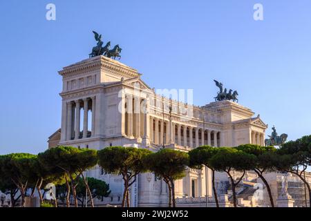 Rom, IT - 11. August 2023: Denkmal für Victor Emmanuel II. Bei Sonnenuntergang Stockfoto