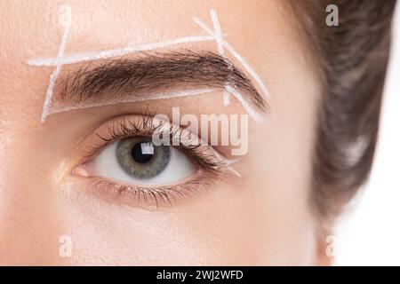 Weibliches Gesicht während des professionellen Augenbrauen-Mapping-Verfahrens vor Permanent Make-up Stockfoto