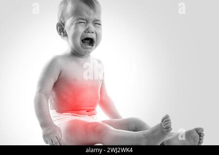 Weinender Junge, der an Magenschmerzen leidet Stockfoto