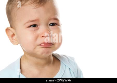 Closeuo-Schuss des Gesichts eines schreienden kleinen Jungen im Strampler. Stockfoto