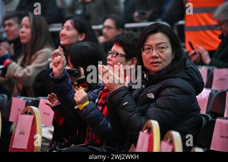 Trafalgar Square, London, Großbritannien. Februar 2024. Die chinesische Gemeinde veranstaltet dieses Jahr eine spektakuläre Show zum Neujahrsfest 2024, bei der die CPC die gesamten Aufführungen aus Peking und Guangzhou sponsert. Das Mondneujahr ist auch als chinesisches Neujahr oder Frühlingsfest bekannt. Die chinesische Feier in London zog Tausende von Menschen an. Erleben Sie traditionelle Drachen- und fliegende Löwentänze und unterhaltsame Bühnenaufführungen aus China, einschließlich Peking Oper und Akrobatik, Kampfkunst-Ausstellungen und antike Magie in London, Großbritannien. Quelle: Siehe Li/Picture Capital/Alamy Live News Stockfoto