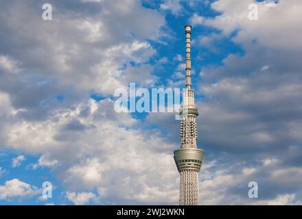 Tokyo Skytree, der höchste Turm der Welt und eines der berühmtesten Wahrzeichen der Stadt, inmitten von Wolken Stockfoto