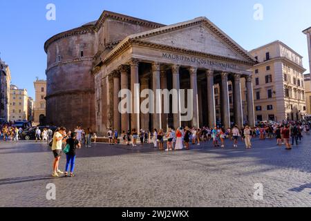 Rom, IT - 11. August 2023: Touristen vor dem Pantheon Stockfoto