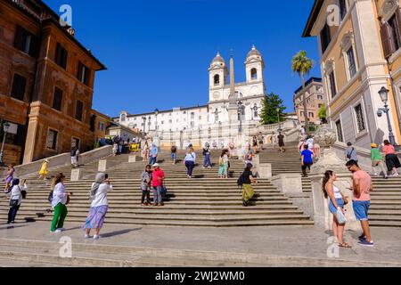 Rom, IT - 11. August 2023: Touristen an der Spanischen Treppe Stockfoto