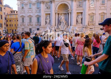 Rom, IT - 11. August 2023: Viele Touristen am Trevi-Brunnen am Abend Stockfoto