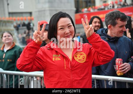 Trafalgar Square, London, Großbritannien. Februar 2024. Die chinesische Gemeinde veranstaltet dieses Jahr eine spektakuläre Show zum Neujahrsfest 2024, bei der die CPC die gesamten Aufführungen aus Peking und Guangzhou sponsert. Das Mondneujahr ist auch als chinesisches Neujahr oder Frühlingsfest bekannt. Die chinesische Feier in London zog Tausende von Menschen an. Erleben Sie traditionelle Drachen- und fliegende Löwentänze und unterhaltsame Bühnenaufführungen aus China, einschließlich Peking Oper und Akrobatik, Kampfkunst-Ausstellungen und antike Magie in London, Großbritannien. Quelle: Siehe Li/Picture Capital/Alamy Live News Stockfoto