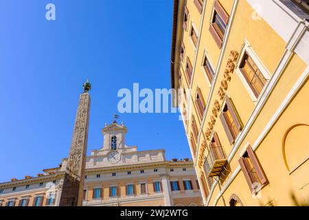 Rom, IT - 11. August 2023: Palazzo Montecitorio und Obelisk von Montecitorio Stockfoto