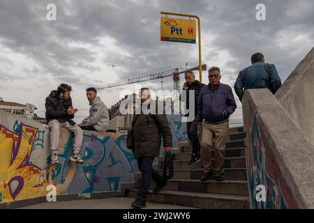 12. Februar 2024: ISTANBUL, TÜRKEI, 12. FEBRUAR 2024: Menschen rund um die Galata-Brücke während der Tage hoher Inflation. Das türkische Statistische Institut (TUIK) übertraf im Januar 2024 die Erwartungen und erreichte 6,70 %. Die jährliche Inflation betrug 64,86%. Die Inflation ist das wichtigste Thema auf der wirtschaftlichen Agenda in der Türkei. (Kreditbild: © Tolga Ildun/ZUMA Press Wire) NUR REDAKTIONELLE VERWENDUNG! Nicht für kommerzielle ZWECKE! Stockfoto