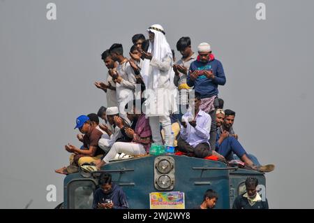 Dhaka, Bangladesch. Februar 2024. Muslimische Gläubige bieten Gebete an, während sie am Akheri Munajat teilnehmen, oder letzte Gebete während der zweiten Phase von Biswa Ijtema bei der jährlichen Versammlung der Muslime in Tongi, nördlich von Dhaka, am Stadtrand von Dhaka, Bangladesch. Am 11. Februar 2024 in Dhaka, Bangladesch (Foto: MD Rafayat Haque Khan/Eyepix Group/SIPA USA) Credit: SIPA USA/Alamy Live News Stockfoto