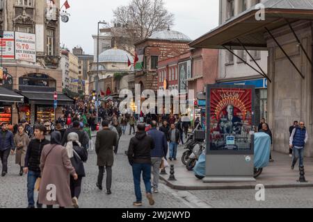 12. Februar 2024: ISTANBUL, TÜRKEI, 12. FEBRUAR 2024: Menschen im touristischen Eminonu-Viertel während der Tage hoher Inflation. Das türkische Statistische Institut (TUIK) übertraf im Januar 2024 die Erwartungen und erreichte 6,70 %. Die jährliche Inflation betrug 64,86%. Die Inflation ist das wichtigste Thema auf der wirtschaftlichen Agenda in der Türkei. (Kreditbild: © Tolga Ildun/ZUMA Press Wire) NUR REDAKTIONELLE VERWENDUNG! Nicht für kommerzielle ZWECKE! Stockfoto