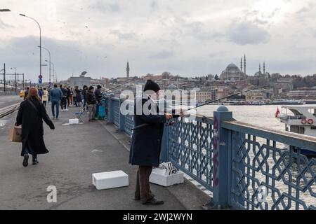 12. Februar 2024: ISTANBUL, TÜRKEI, 12. FEBRUAR 2024: Menschen rund um die Galata-Brücke während der Tage hoher Inflation. Das türkische Statistische Institut (TUIK) übertraf im Januar 2024 die Erwartungen und erreichte 6,70 %. Die jährliche Inflation betrug 64,86%. Die Inflation ist das wichtigste Thema auf der wirtschaftlichen Agenda in der Türkei. (Kreditbild: © Tolga Ildun/ZUMA Press Wire) NUR REDAKTIONELLE VERWENDUNG! Nicht für kommerzielle ZWECKE! Stockfoto