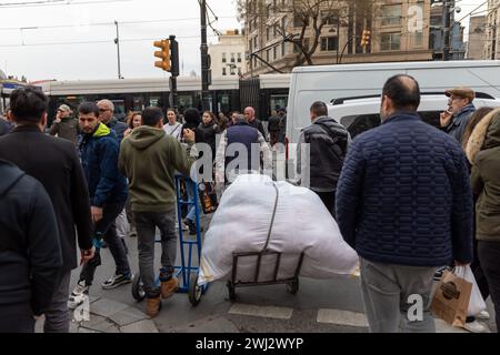 12. Februar 2024: ISTANBUL, TÜRKEI, 12. FEBRUAR 2024: Menschen im touristischen Eminonu-Viertel während der Tage hoher Inflation. Das türkische Statistische Institut (TUIK) übertraf im Januar 2024 die Erwartungen und erreichte 6,70 %. Die jährliche Inflation betrug 64,86%. Die Inflation ist das wichtigste Thema auf der wirtschaftlichen Agenda in der Türkei. (Kreditbild: © Tolga Ildun/ZUMA Press Wire) NUR REDAKTIONELLE VERWENDUNG! Nicht für kommerzielle ZWECKE! Stockfoto