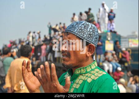 Dhaka, Bangladesch. Februar 2024. Muslimische Gläubige bieten Gebete an, während sie am Akheri Munajat teilnehmen, oder letzte Gebete während der zweiten Phase von Biswa Ijtema bei der jährlichen Versammlung der Muslime in Tongi, nördlich von Dhaka, am Stadtrand von Dhaka, Bangladesch. Am 11. Februar 2024 in Dhaka, Bangladesch (Foto: MD Rafayat Haque Khan/Eyepix Group/SIPA USA) Credit: SIPA USA/Alamy Live News Stockfoto