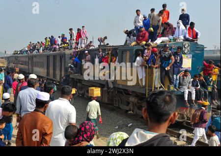 Dhaka, Bangladesch. Februar 2024. Tausende muslimischer Gläubiger kehren in einem überfüllten Zug nach Hause zurück, nachdem sie das Akheri Munajat besucht haben oder letzte Gebete während der zweiten Phase von Biswa Ijtema bei der jährlichen Versammlung der Muslime in Tongi, nördlich von Dhaka, am Stadtrand von Dhaka, Bangladesch, besucht haben. Am 11. Februar 2024 in Dhaka, Bangladesch (Credit Image: © MD Rafayat Haque Khan/eyepix via ZUMA Press Wire) NUR REDAKTIONELLE VERWENDUNG! Nicht für kommerzielle ZWECKE! Stockfoto