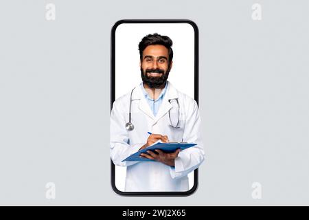 Indischer Arzt mit Klemmbrett im Smartphone-Rahmen Stockfoto