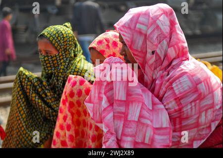 Dhaka, Bangladesch. Februar 2024. Muslimische Gläubige bieten Gebete an, während sie am Akheri Munajat teilnehmen, oder letzte Gebete während der zweiten Phase von Biswa Ijtema bei der jährlichen Versammlung der Muslime in Tongi, nördlich von Dhaka, am Stadtrand von Dhaka, Bangladesch. Am 11. Februar 2024 in Dhaka, Bangladesch (Credit Image: © MD Rafayat Haque Khan/eyepix via ZUMA Press Wire) NUR REDAKTIONELLE VERWENDUNG! Nicht für kommerzielle ZWECKE! Stockfoto