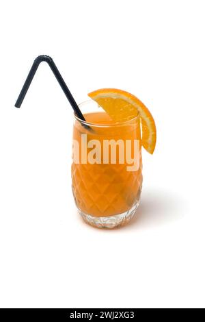 Frischer Orangensaft mit Früchten isoliert auf weiß. Stockfoto