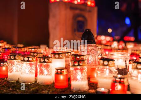Am Abend fand eine Kerzenlicht-Mahnwache statt, um Lettlands Unabhängigkeitstag zu ehren. Stockfoto