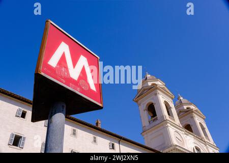 Rom, IT - 11. August 2023: Schild zur U-Bahn-Station Spagna Stockfoto