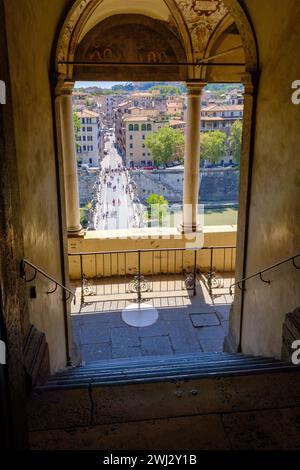 Rom, IT - 11. August 2023: Blick von oben auf die Menschen, die auf der Ponte Sant Angelo von Castel Sant Angelo laufen Stockfoto