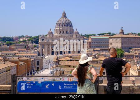 Rom, IT - 11. August 2023: Blick von oben auf den Vatikan und den Petersdom Stockfoto