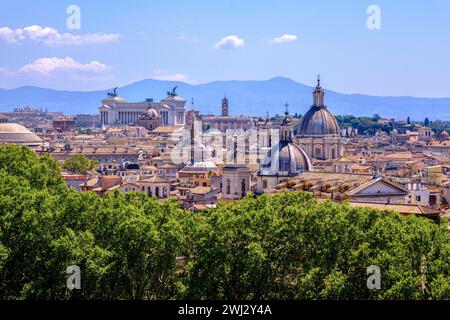 Rom, IT - 11. August 2023: Skyline von Rom von der Spitze des Castel Sant Angelo Stockfoto