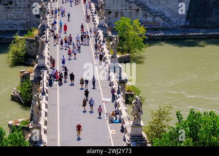 Rom, IT - 11. August 2023: Blick von oben auf die Menschen, die auf der Ponte Sant Angelo von Castel Sant Angelo laufen Stockfoto